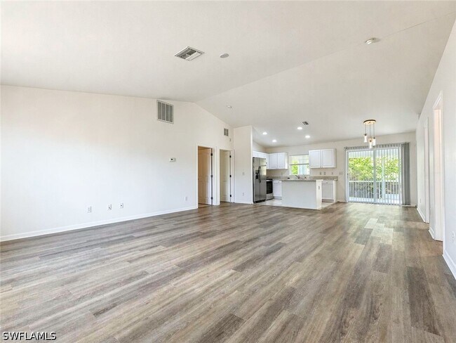 Building Photo - 1407 W 10th St
