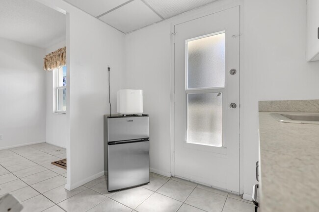 Building Photo - 2555 NE 11th St