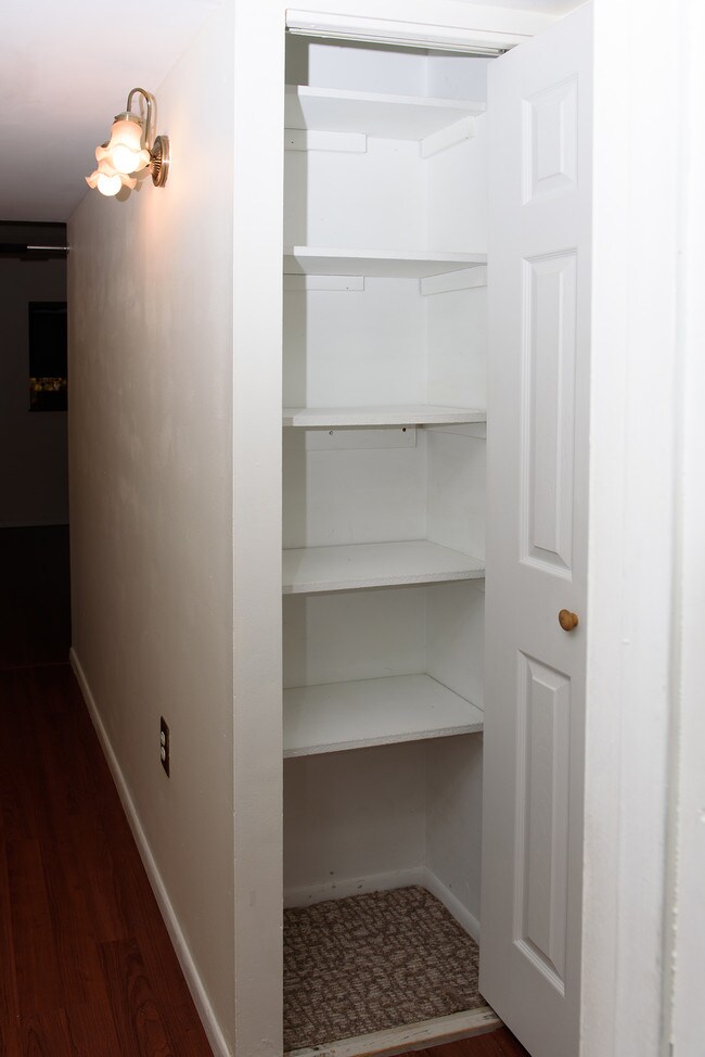 Building Photo - 280 Bridgewater Rd