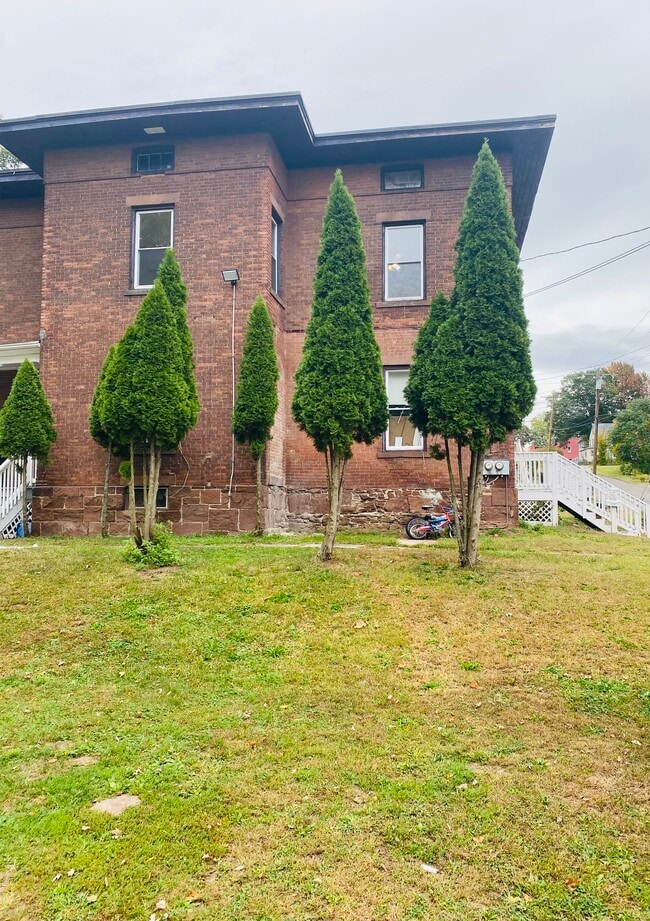 Building Photo - 7 Maple St