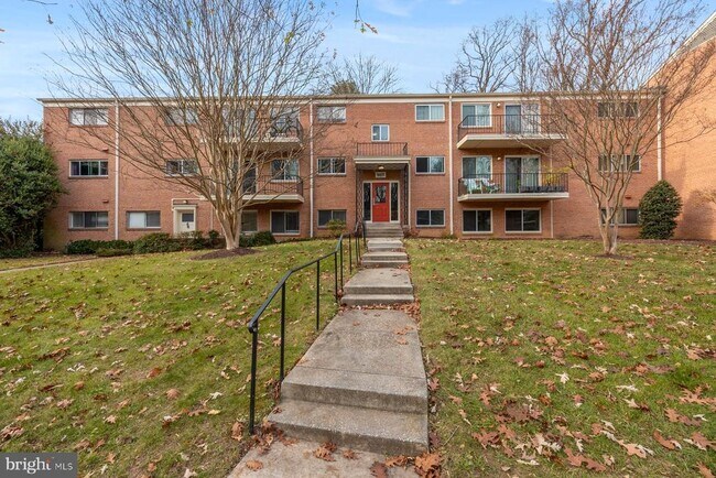 Primary Photo - 10620 Weymouth St