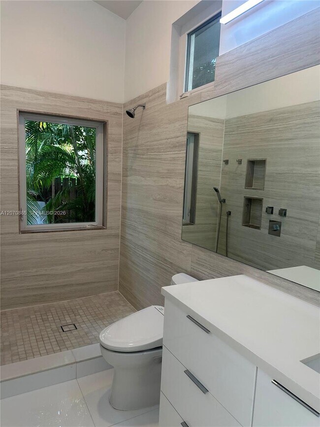 Building Photo - 3865 Poinciana Ave