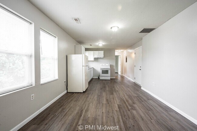 Building Photo - Cozy 2 Bed Apartment in Indianapolis with ...