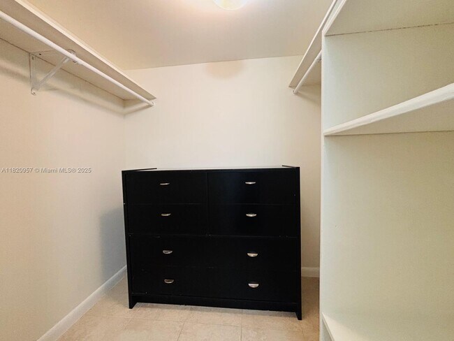 Building Photo - 3101 N Country Club Dr
