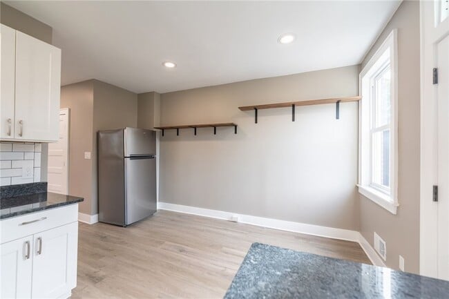 Building Photo - 533 N Euclid Ave