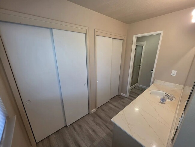 Building Photo - This charming newly renovated home has 3 bedrooms and 2 full bathroom.