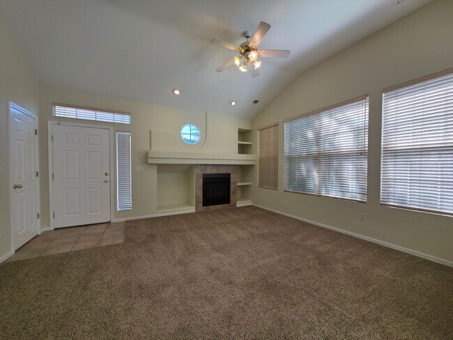 Building Photo - 2 bedroom 2 bath home, 2 car garage, in So...