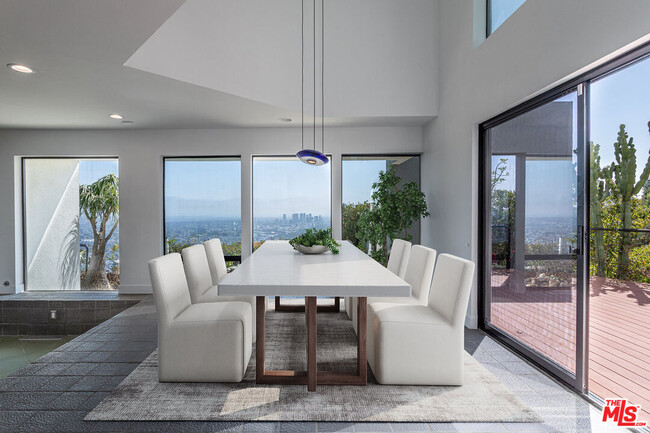 Building Photo - 8424 Grand View Dr