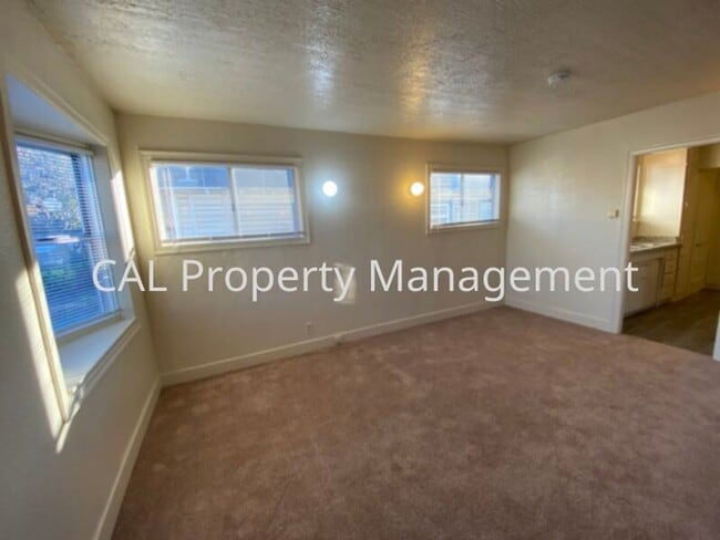 Building Photo - Single Family 2 bedroom and 1 bathroom!
