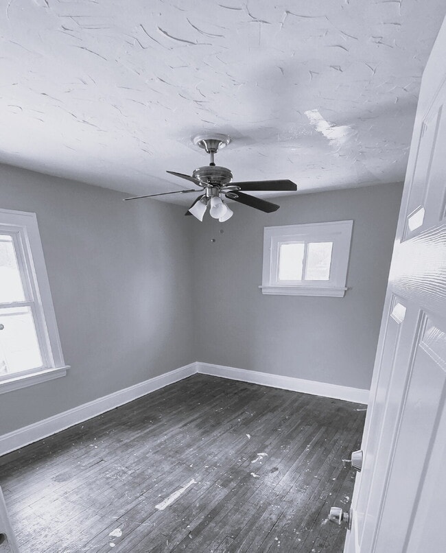 Building Photo - 4 Bedroom 2 Bath - Split Level Single Family Home!