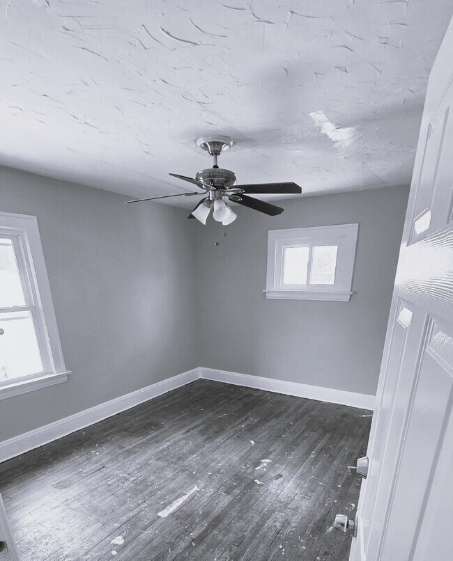 Building Photo - Coming Soon: 4 Bedroom 2 Bath - Split Level Single Family Home!