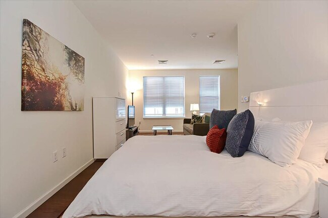 Building Photo - 40 E Pier Dr