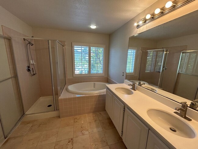 Building Photo - Beautiful 4 Bed 3 Bath Fullerton Home with Office