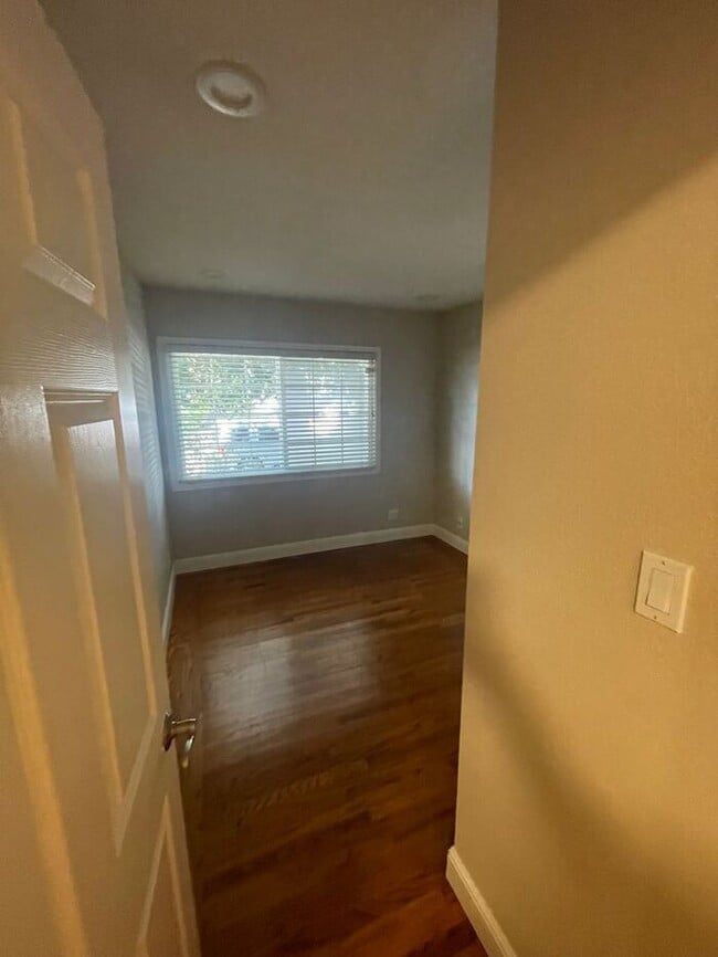 Building Photo - Great 3 Bedrooms 1 Bath home near Lake Chabot