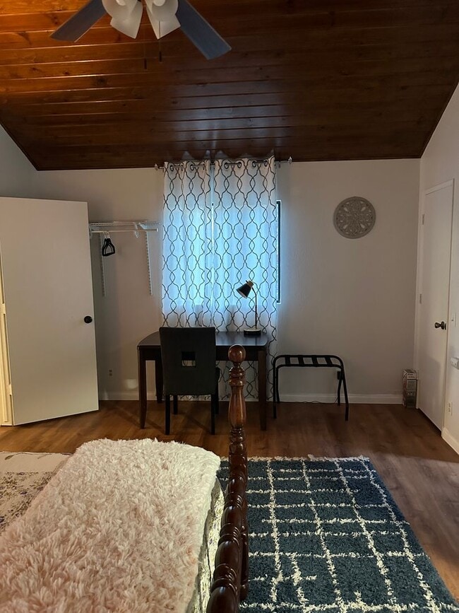 Building Photo - 2 bedroom 2bath with garage.