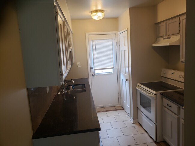 Building Photo - 9385 Bay Colony Dr