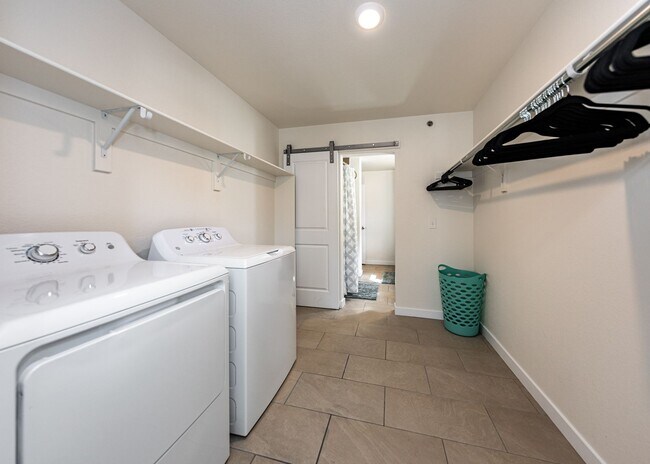 Building Photo - Westside 1 bed, 1 bath Luxury Apartment near Garden of the Gods