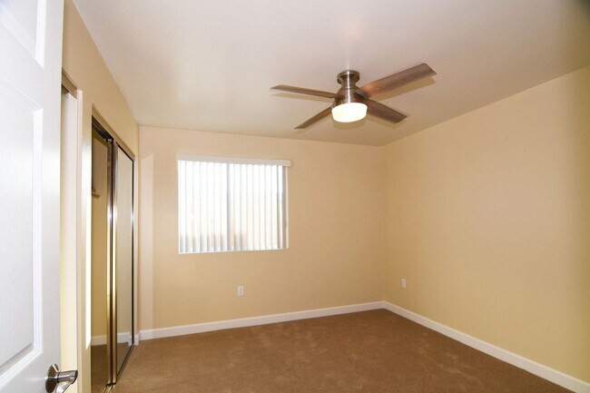 Building Photo - 571 Moss St