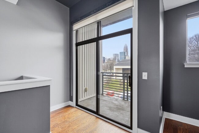 Building Photo - Modern Multi-Level 2BR Retreat with Garage Near Uptown Charlotte