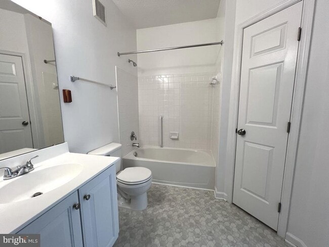 Building Photo - Beautiful 2 bedroom 2 baths condo in the gated community of Chestnut Point.