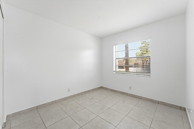 Building Photo - 2671 Riverside Dr