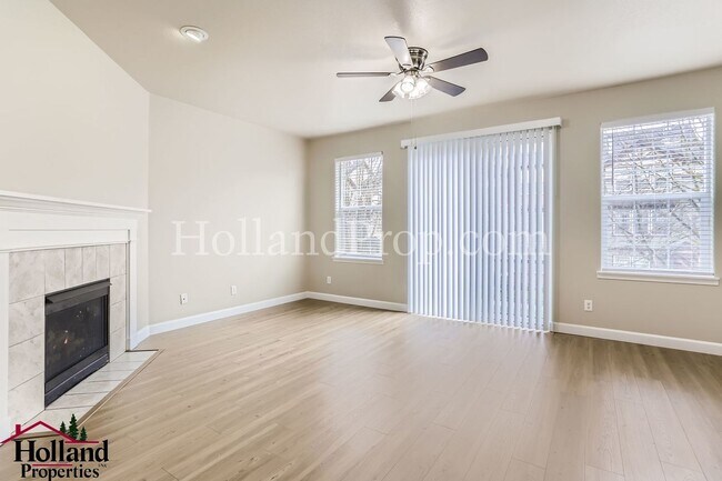 Building Photo - Stunning 4-Bedroom Townhouse with Dual Master Suites and Convenient 2-Car Garage in Hillsboro!