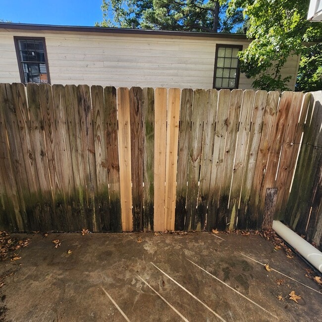 Building Photo - Townhome Available in October!