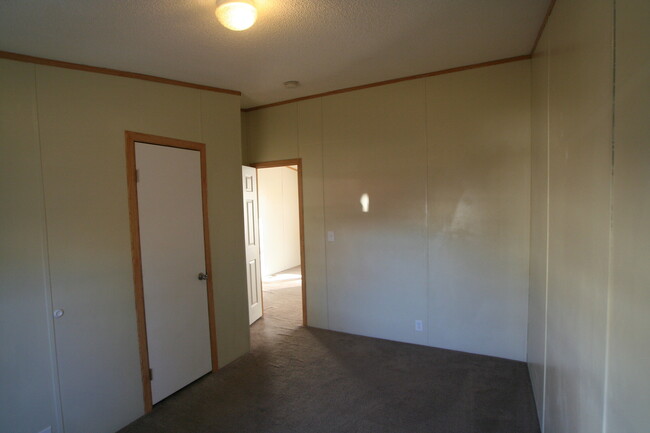 Building Photo - 3 bedroom 2 bathroom manufactured home