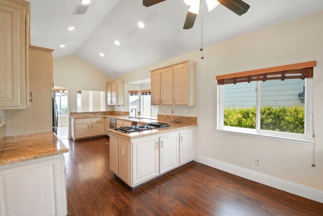 Building Photo - Stunning 3 Bed | 2.5 Bath Home with Office...