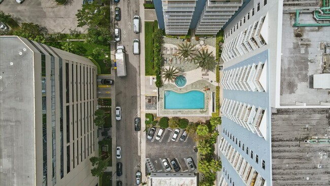 Building Photo - 1551 N Flagler Dr
