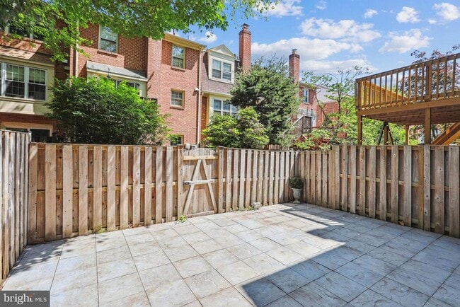 Building Photo - 10150 Village Knolls Ct