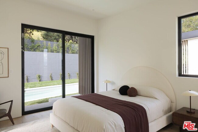 Building Photo - 5208 Sanchez Dr