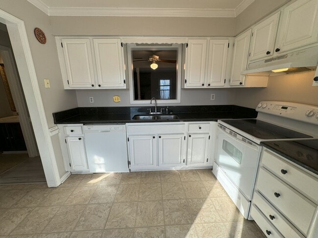 Building Photo - Great Neck area Townhome, Available Now!