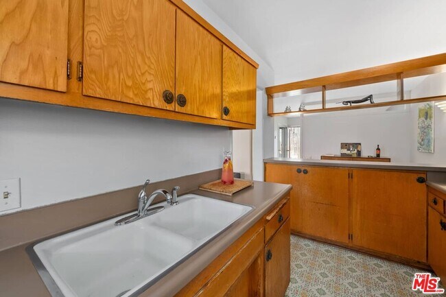 Building Photo - 1400 Hayworth Ave