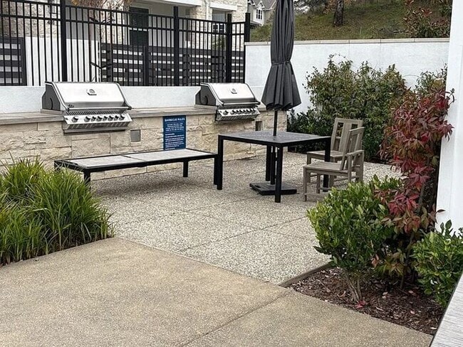 Building Photo - Luxury Living in Fountaingrove Wine Country/ Excellent location with rare views