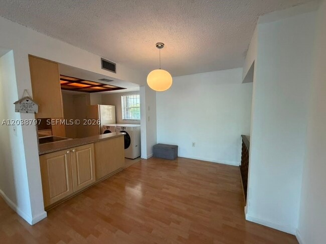 Building Photo - 318 W Park Dr