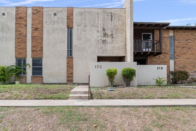 Building Photo - 100 Royal Way Dr