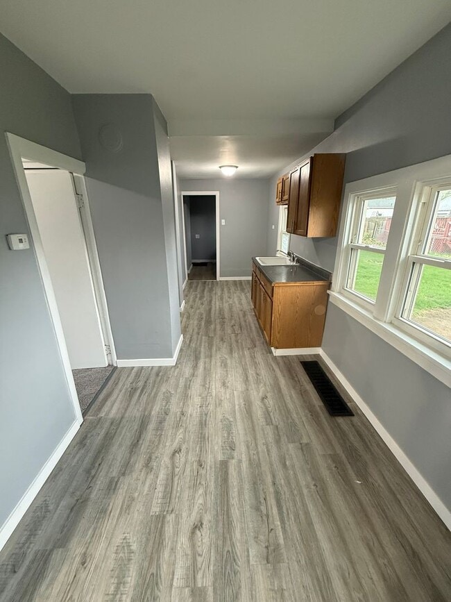 Building Photo - Cute 2 Bedroom Home with Large yard!