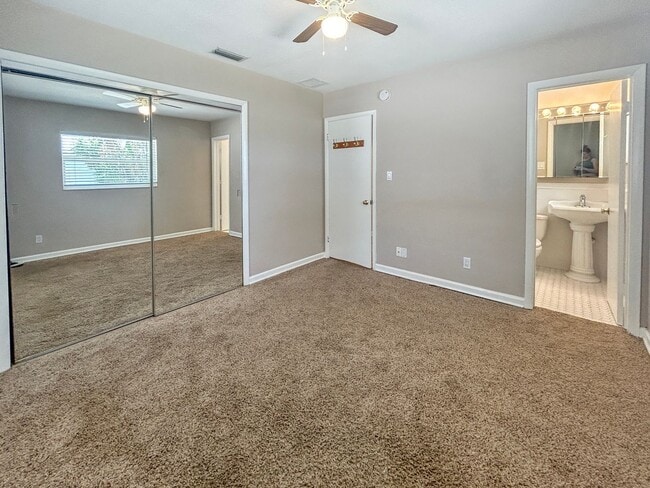 Building Photo - 3 Bed 2 Bath Home for Rent in Ideal Northeast St. Pete Neighborhood