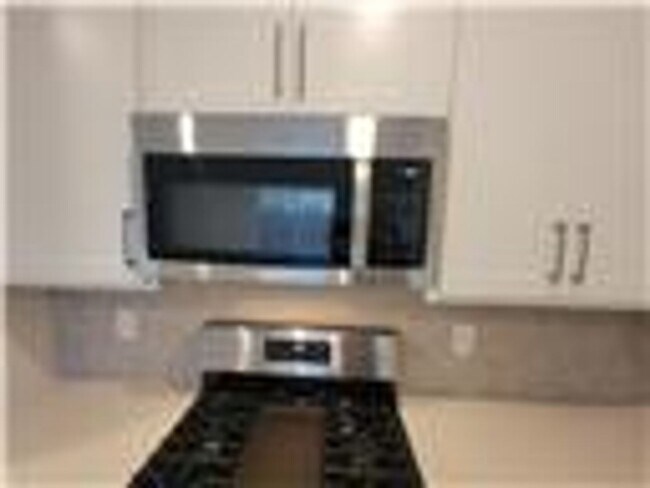 Building Photo - Beautiful 4 bedroom House