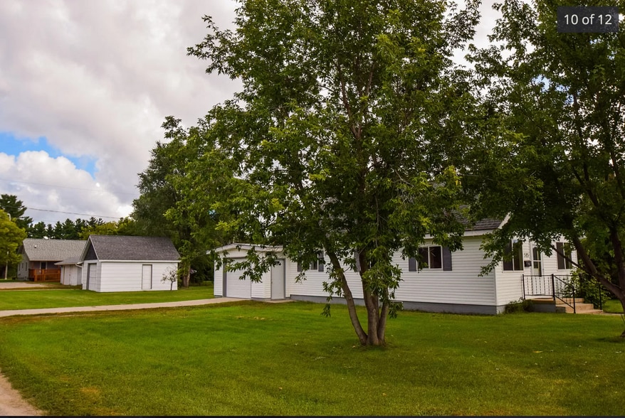 Side view. - 515 2nd St W