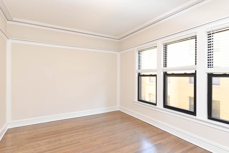 Building Photo - 2418 N Sawyer Ave