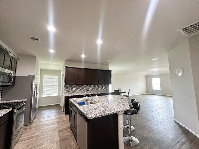 Building Photo - 1807 Brady Shores Dr