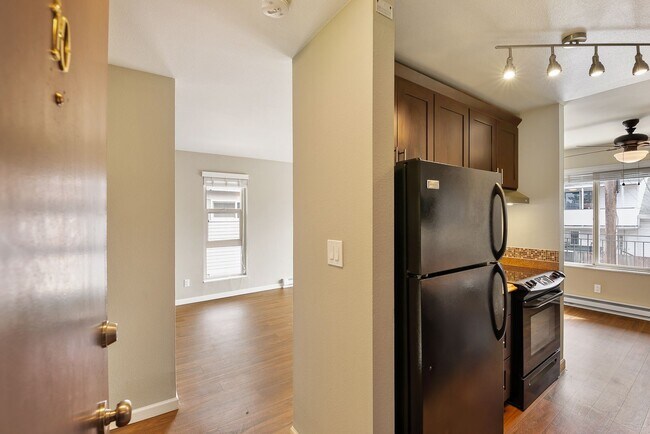 Building Photo - North Beacon Hill 1 Bedroom Apartment for Rent | Beacon Hill Light Rail Access, Balcony, Hardwood...