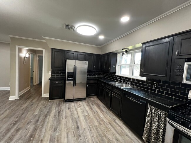 Building Photo - 2 Bedroom, 1 bathroom, Brick home , Stainless appliances, with Large Yard and Covered Parking.