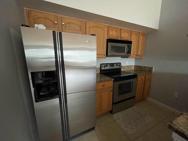 Building Photo - 211 SW Palm Dr