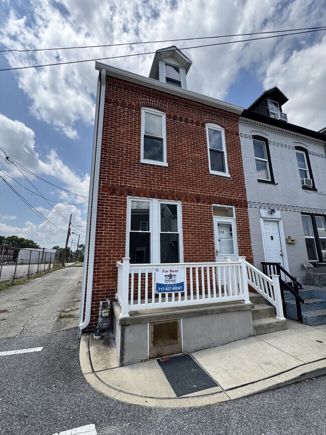 Primary Photo - 239 Green St