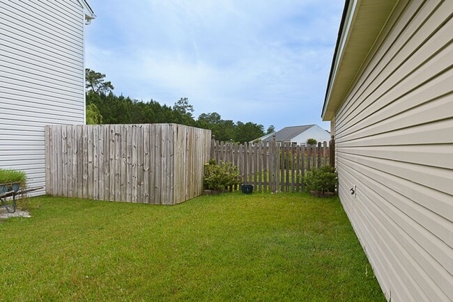 Building Photo - Three Bedroom House with Gated Backyard