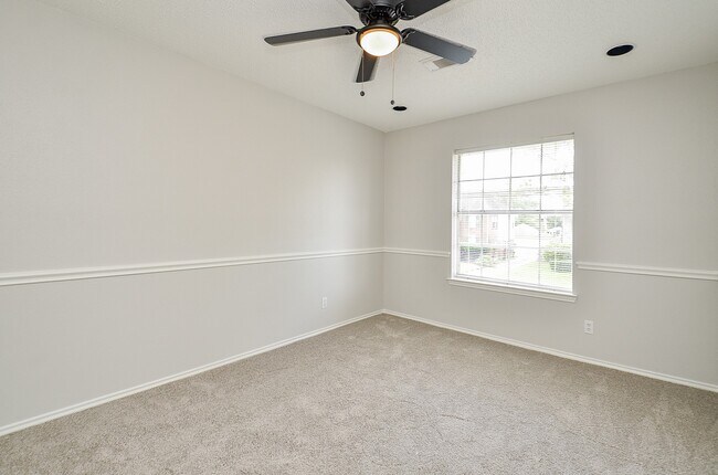 Building Photo - 1206 Green Knoll Dr