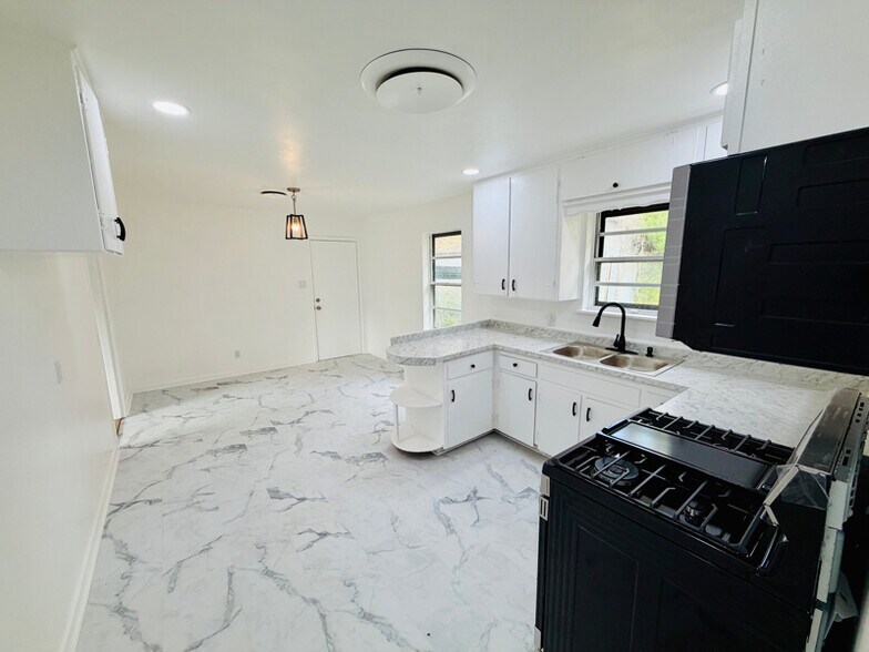 Building Photo - 403 Margo St